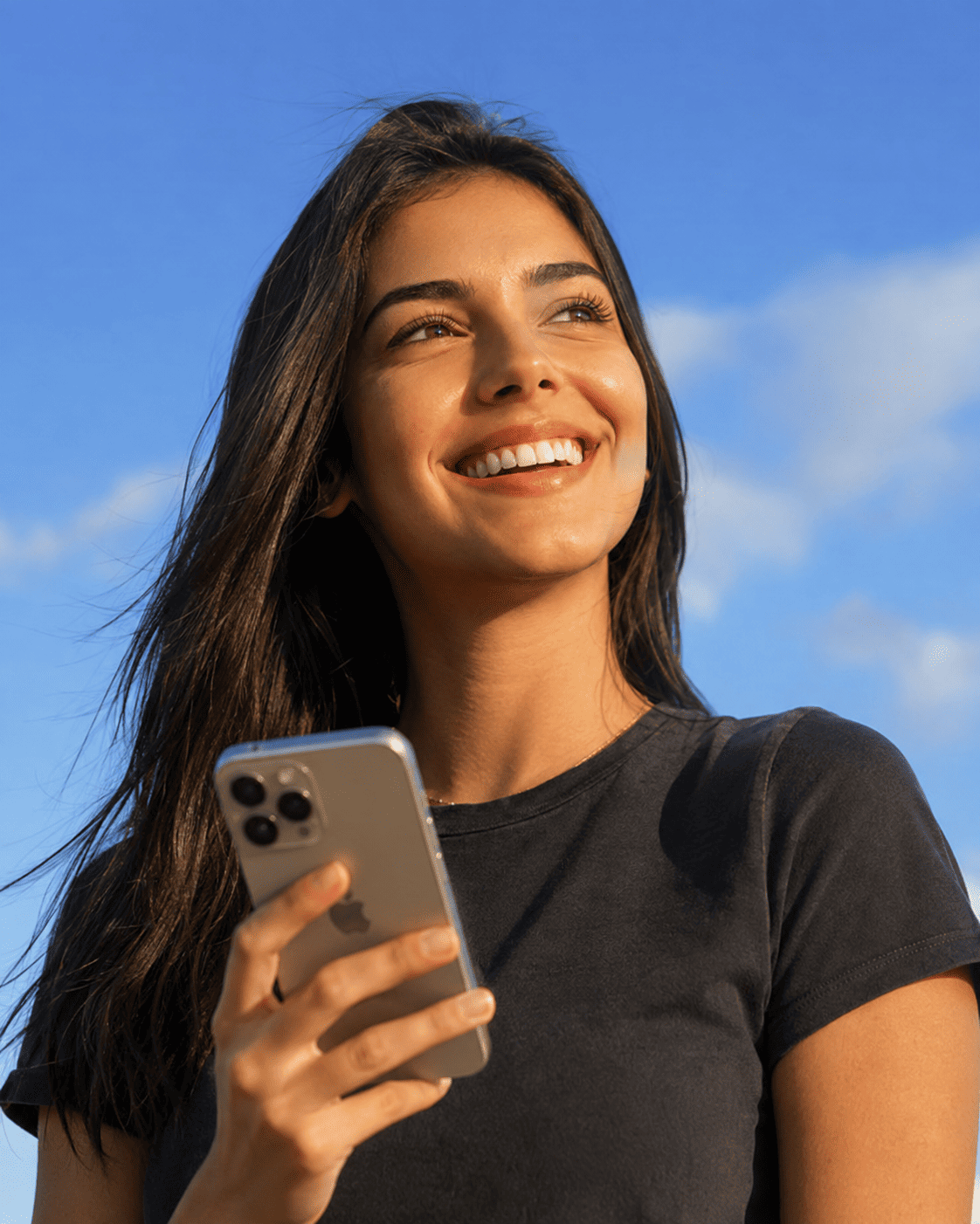 Pessoa sorrindo ao receber uma oportunidade no celular
