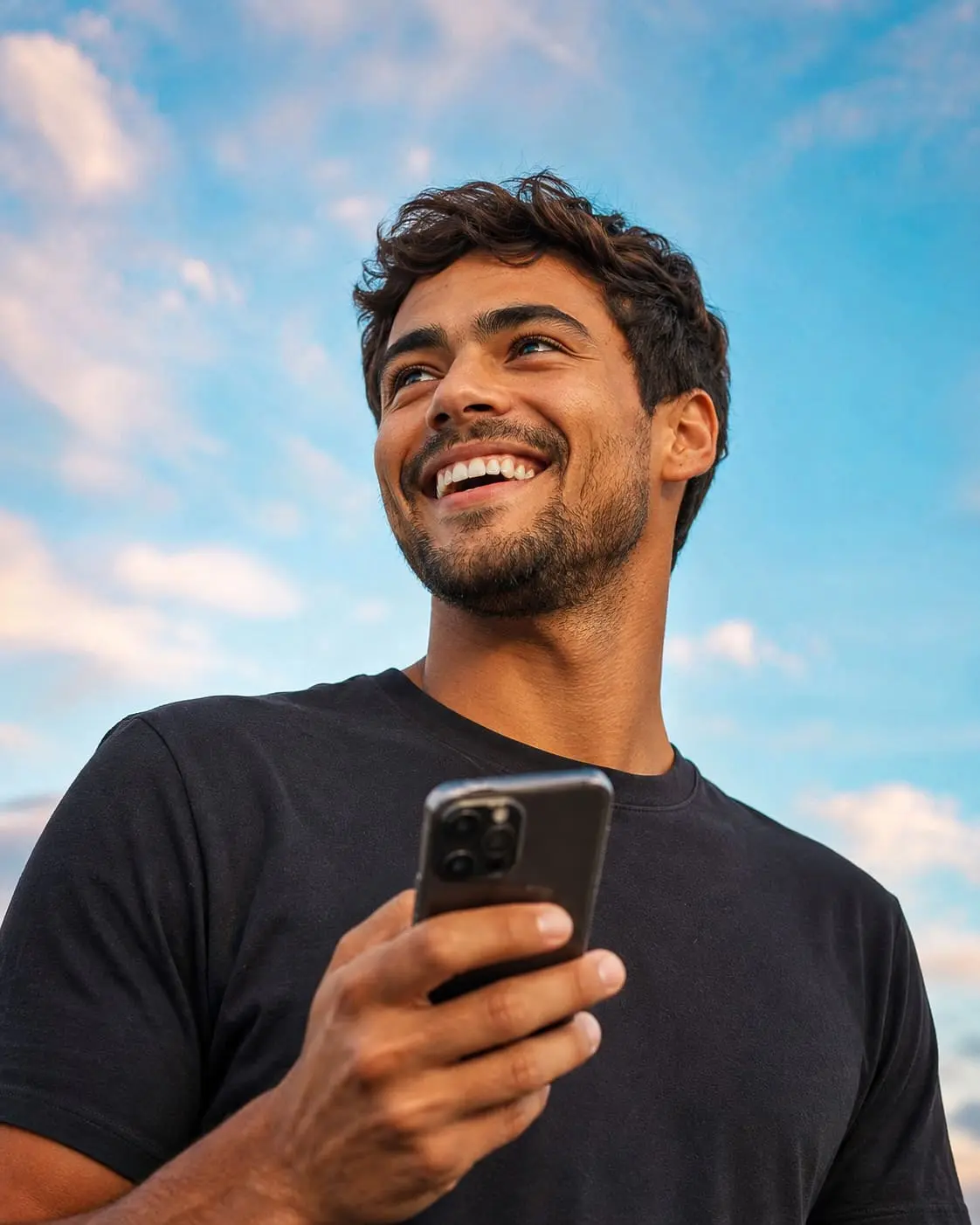 Pessoa sorrindo ao receber uma oportunidade no celular